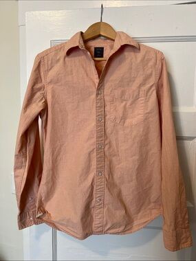 GAP Men's Long-Sleeve Button-Down Shirt in Light Peach